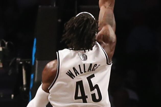 Video: Gerald Wallace Accidentally Tackles Referee Bennett Salvatore