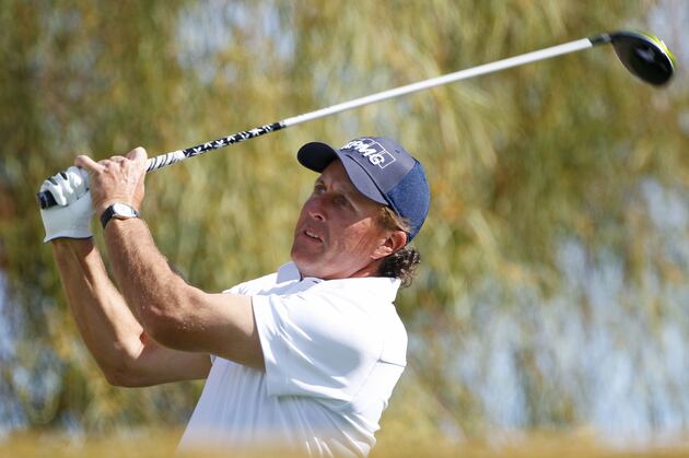 Record Crowd Sees Mickelson Open 6-Shot Lead