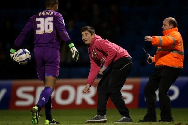 VIDEO: Gillingham Fan Jumps on Wycombe's Jordan Archer
