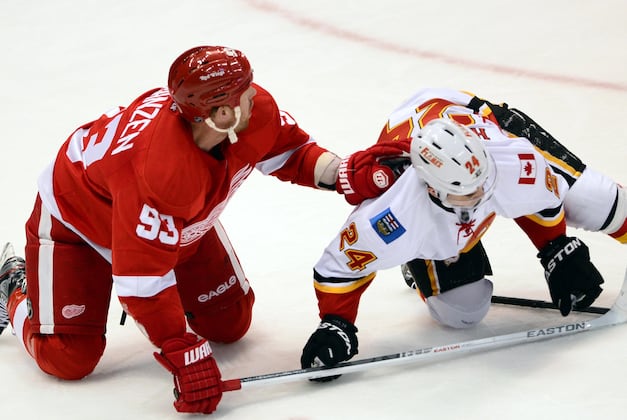 Kiprusoff Injured as Flames Roll Past Red Wings