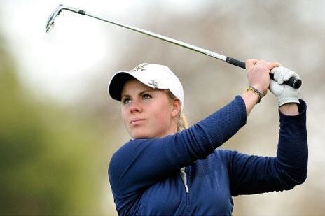 Female Golfer Picks Out Black Widow Venom with Tee, Finishes Round Like a Boss 