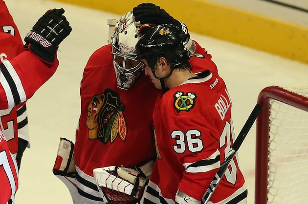 Confident Blackhawks Manhandle Sharks, Close in on Record