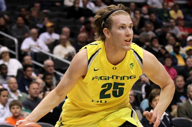 Ill-Timed Blunder by Washington State Guard Gift Wraps OT Win for Oregon