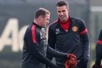 Rooney Says RVP Is 'Not the Brightest Off the Pitch'