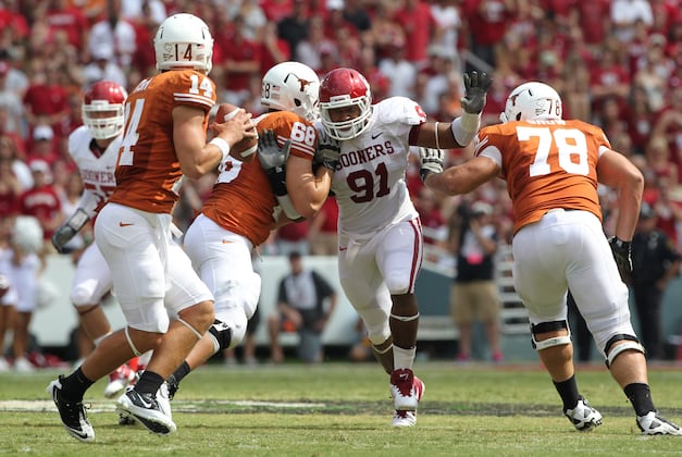 Texas Longhorns Starting RT Josh Cochran Fractures Lower Left Leg