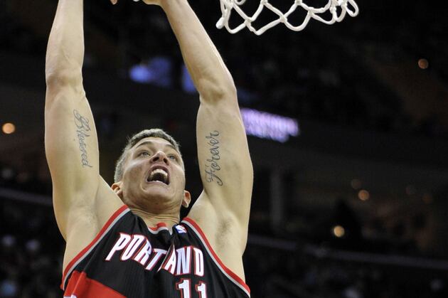 Nicolas Batum Throws Oop to Meyers Leonard off the Backboard (VIDEO)