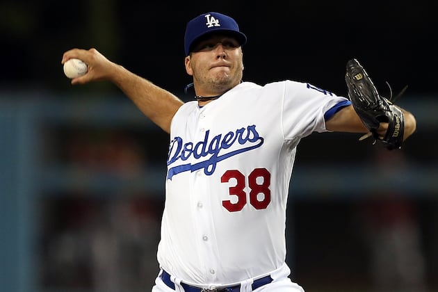 Shawn Tolleson Injures His Knee