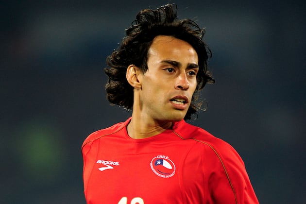 Soccer-Valdivia's Chile Comeback Sidelined Through Injury