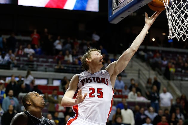 Pistons' Kyle Singler Keeps One Eye on His Game, One on Brother E.J. Tonight