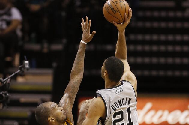 Duncan's Big Night Helps Spurs Hold off Cavs