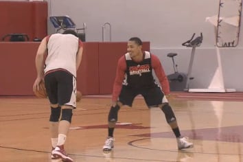 Video: Derrick Rose Plays 1-on-1 with Teammates After Practice