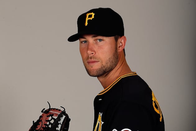 Pirates DFA Strickland, Robinson