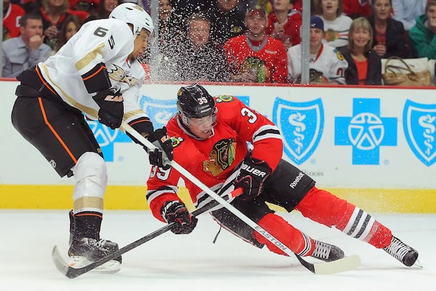 Souray's Late Goal Lifts Ducks over Blackhawks