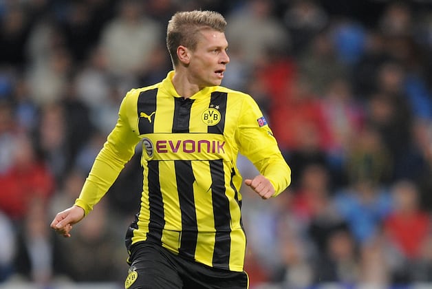 Borussia Dortmund Wins 2-1 at 10-Man Stuttgart