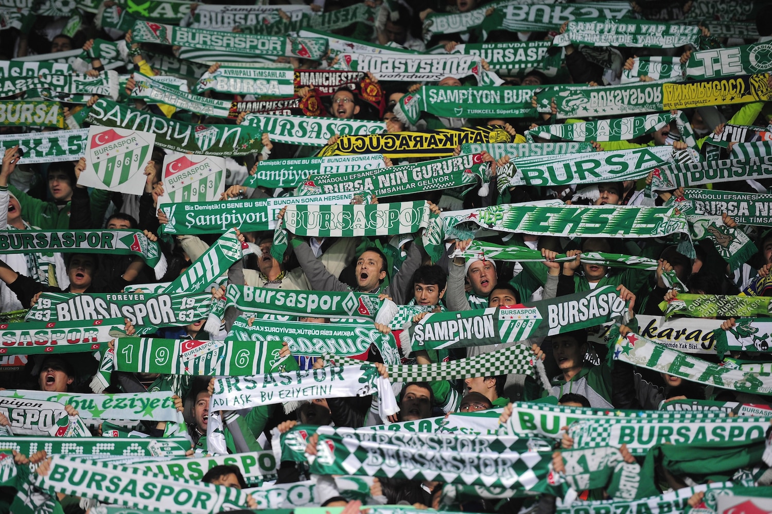 Bursaspor Goalkeeper Harun Tekin Hits out at Pitch Intruder - Bleacher Report