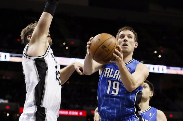 Spurs, led by their bench, beat the Magic 98-84