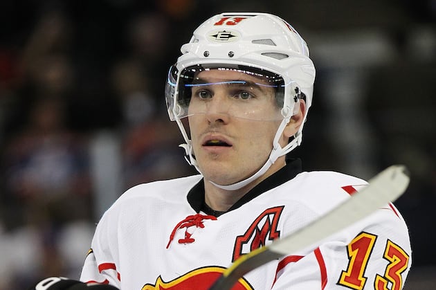 Cammalleri Helps Flames to 3-1 Win over Avalanche
