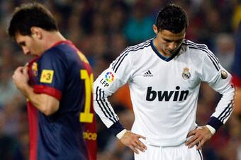 Messi-walks-past-ronaldo-008_crop_north