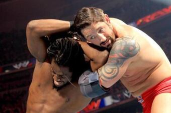 Wwe-raw-december-31-2012-kofi-kingston-vs-wade-barrett_crop_north