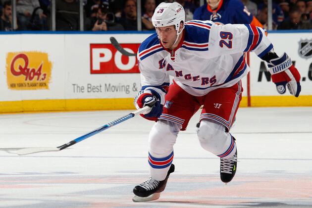 Ryane Clowe Leaves Game with Undisclosed Injury