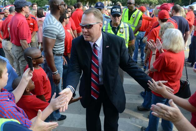 Freeze Signs Autographs for Fans