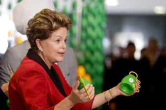 Caxirola_dilma_crop_north