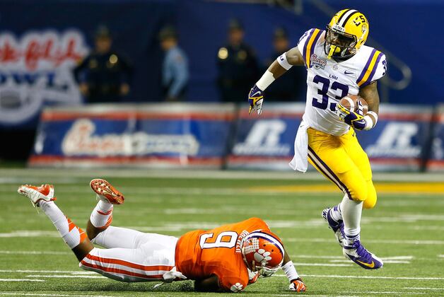 Les Miles Needs to Handle Jeremy Hill Situation with a Heavy Hand