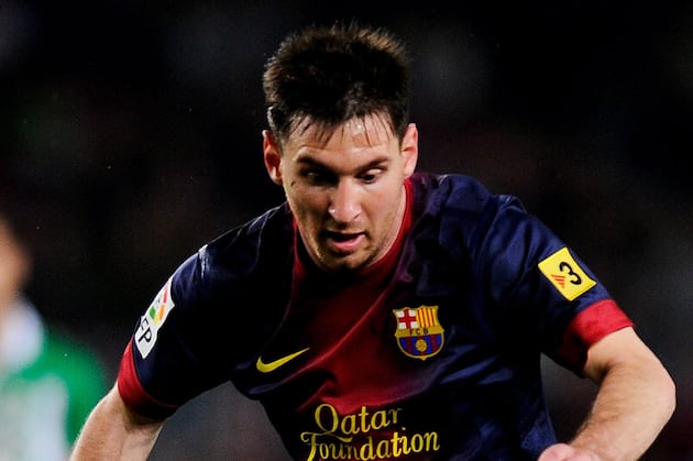 Messi Stands Up Barca Medical Team
