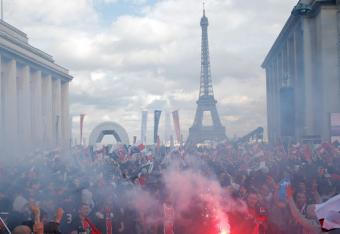 Psg-fans-light-flares-in-paris-during-ligue-1_2944307_crop_north