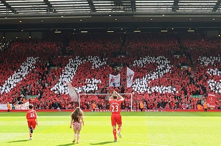 Liverpool Pay Tribute to Retiring Carragher