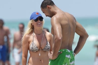 Juwan Howard Hanging Out on the Beach with MSG Network