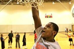 Forward Thompson Pledges to Hogs