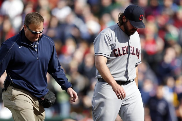 Chris Perez Leaves Sunday's Game with Shoulder Injury