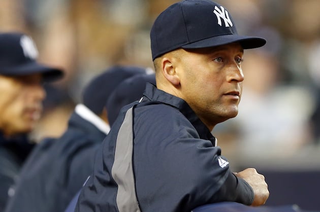 Derek Jeter Visits Yankees, Plays Catch for First Time out of Walking Boot