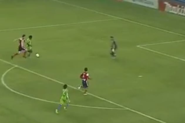 GOAL: Obafemi Martins Chips Past a Charging Kennedy