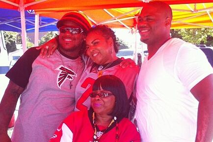 Babineaux and Peters Pose for Photos with Fans