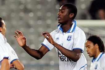 Auxerresfrenchforwardyayasanogocelebratesafterscoringagoalduringthefrenchl1footballmatchauxerrevstoulouse-1749553_crop_north