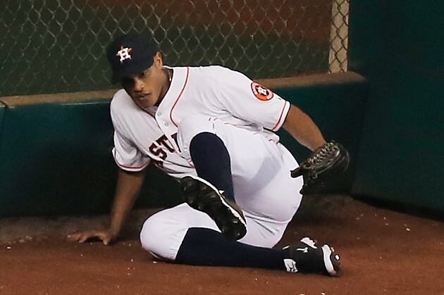 Justin Maxwell Leaves Game After Diving for a Ball in the Outfield