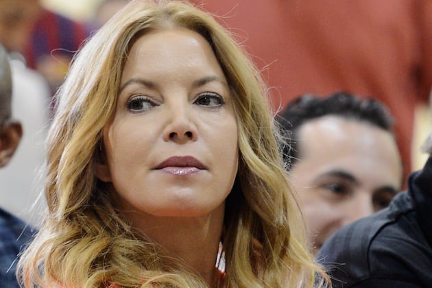 Jeanie Buss Tweets Dwight Howard Ahead of Meeting