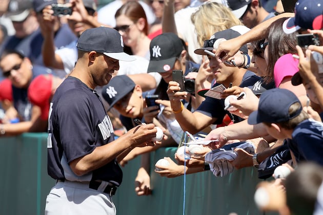 Minnesota Twins Present Mariano Rivera with 'Chair of Broken Dreams'