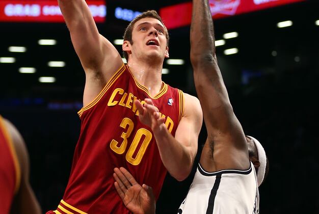 Grizzlies Re-Sign Jon Leuer