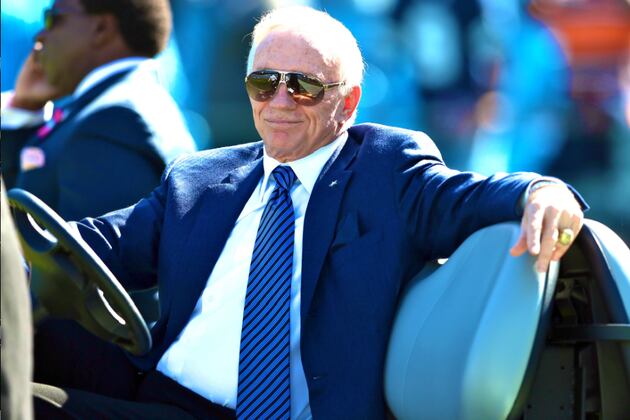 Cowboys Owner Jerry Jones Lets 2 Huge Fans Try On Super Bowl Ring