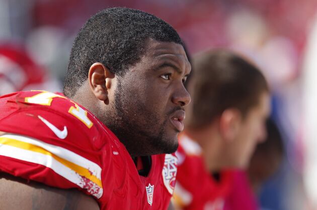 Report: OL Allen Suffers Right Shoulder Injury