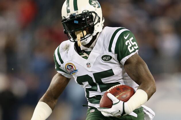 Joe McKnight Struggles to Walk to Practice