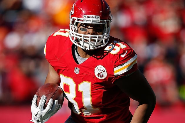 Chiefs Tight End Moeaki Fractures Shoulder