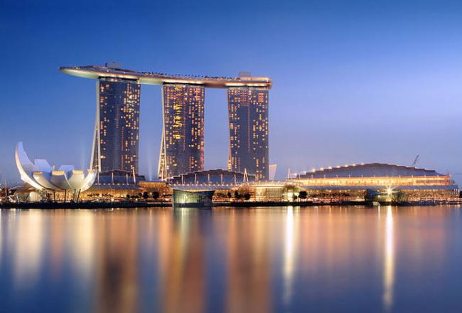 Marina_bay_sands_in_the_evening_-_20101120