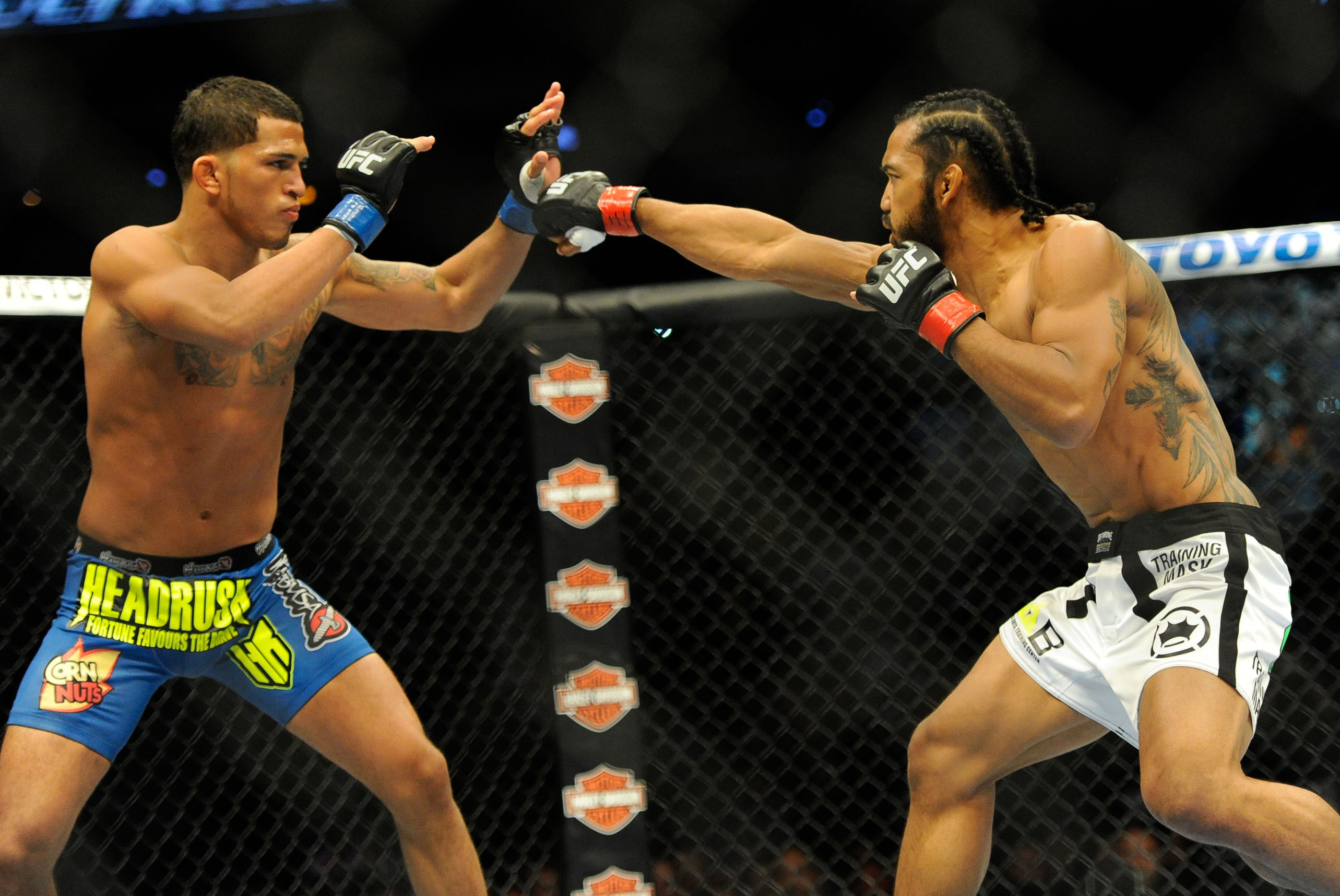Anthony Pettis Suffers Knee Injury in Victory, Henderson Hurts Arm in Defeat ...2567 x 1717