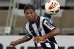 Video: Ronaldinho Scores on Untouchable Free-Kick