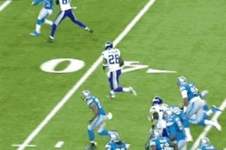 Adrian Peterson Goes 78 Yards for a TD on the First Play from Scrimmage
