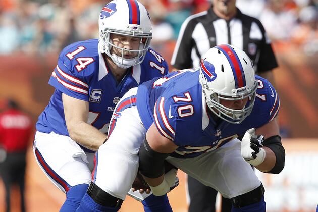 4 Lucky NFL Centers Get to Endorse the Beauty and Wonder That Are Butt Wipes